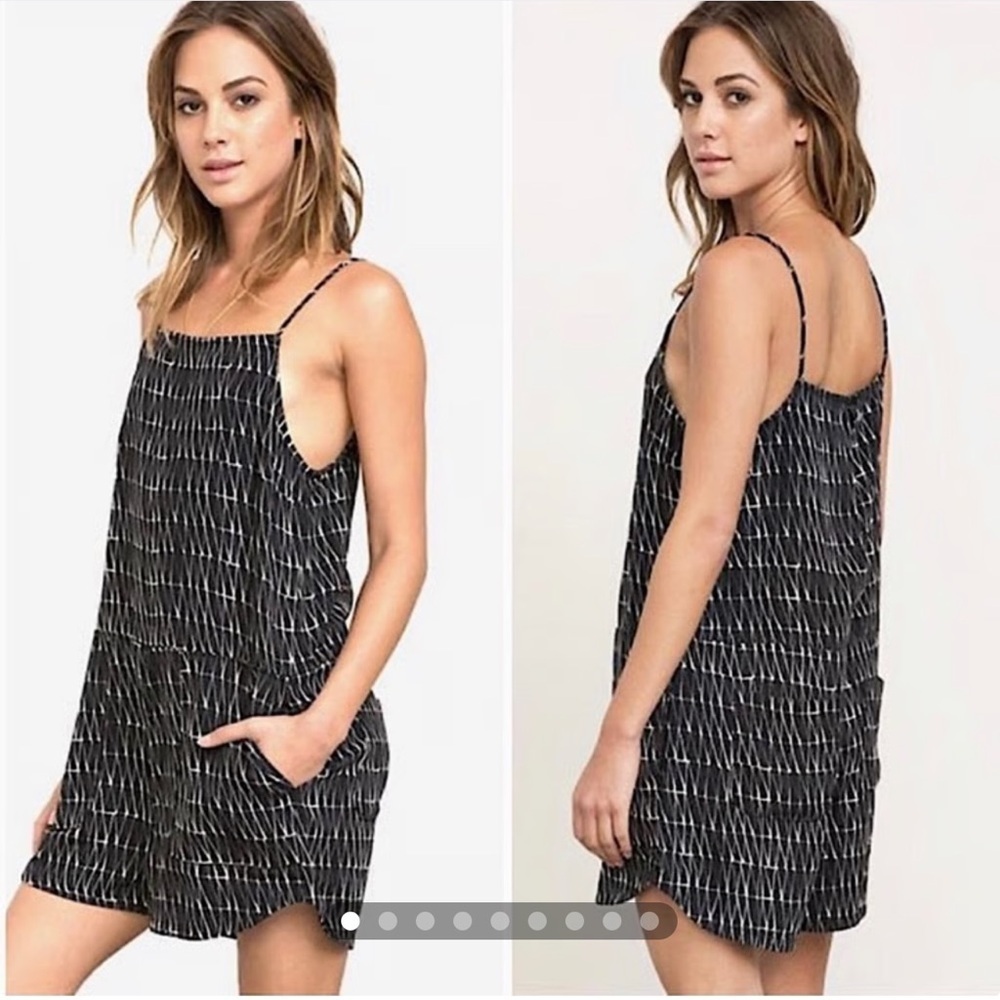 RVCA BLACK WHITE ABSTRACT BOHO SQUARE NECK LARGE SLEEVELESS ROMPER WITH POCKETS